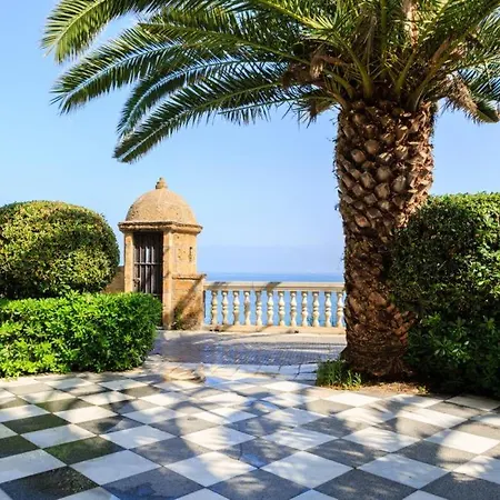 Apartamento Con Patio En El Centro De * Cadiz